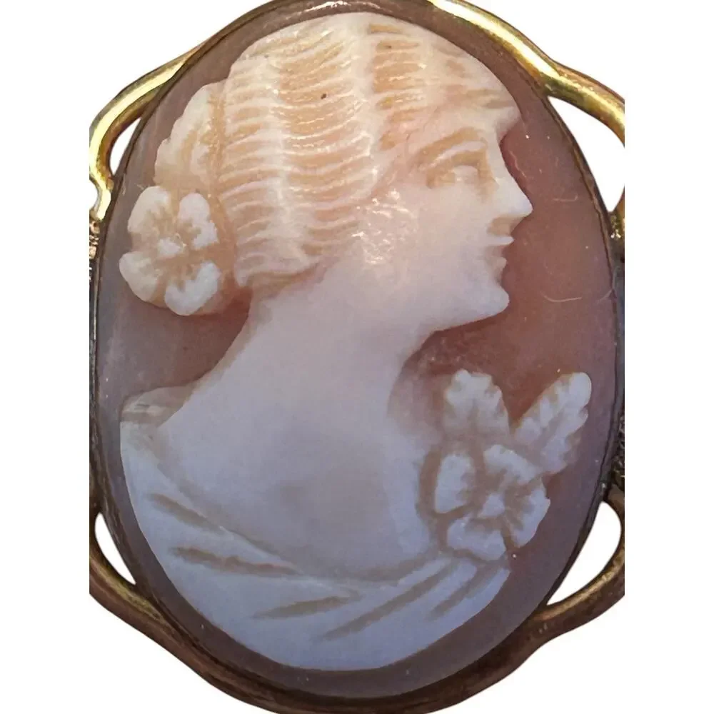 Vintage Shell Cameo Brooch Gold Tone Setting